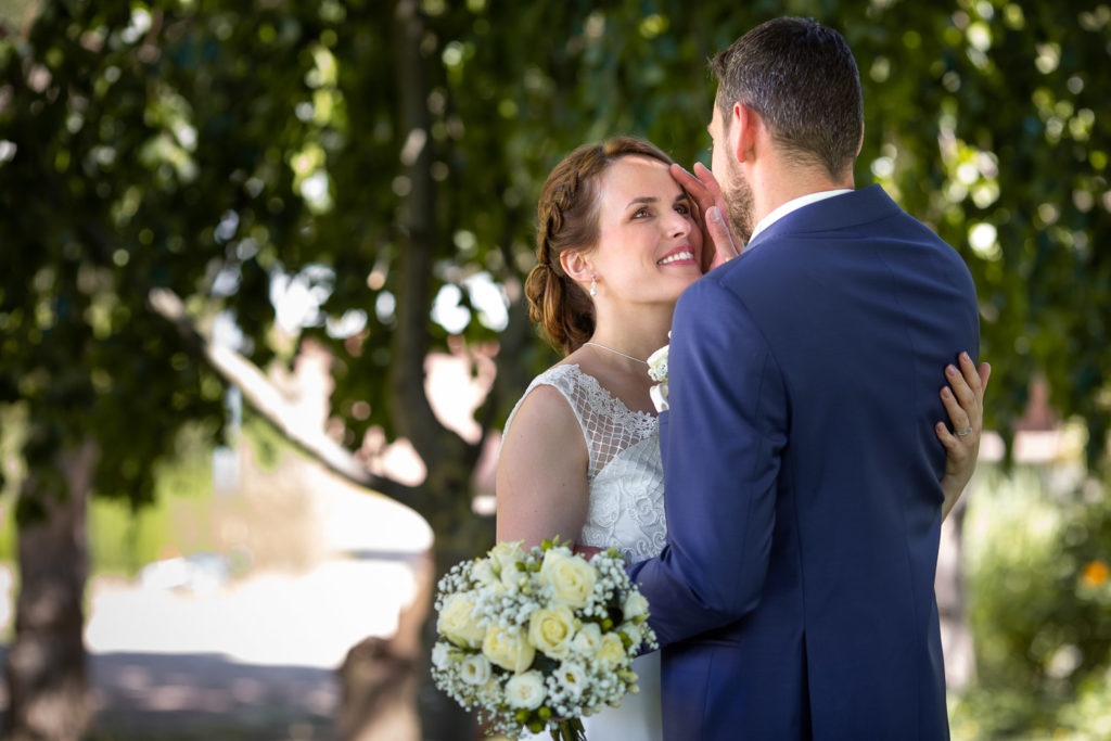 couple de mariés qui se regarde tendrement