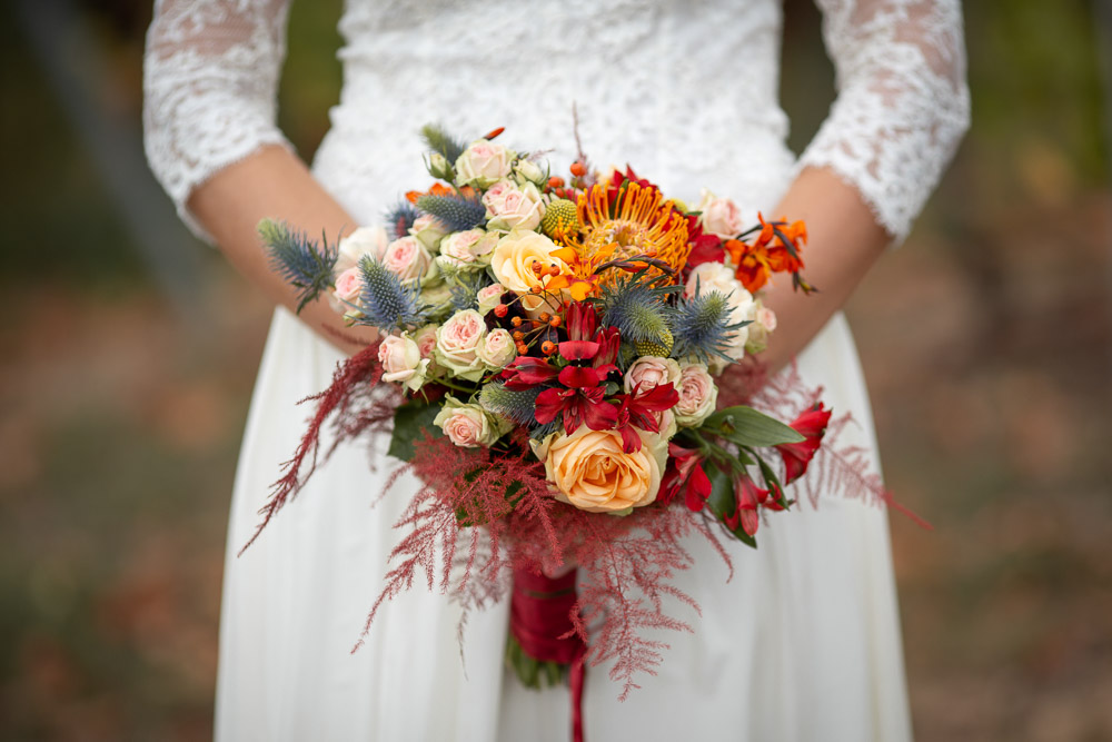 bouquet de mariée dans les tons orange, rouge et jaune