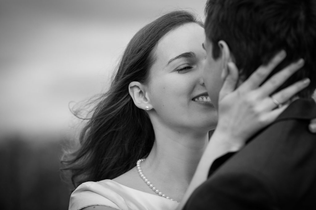 mariés qui s'embrasse - photo en noir et blanc