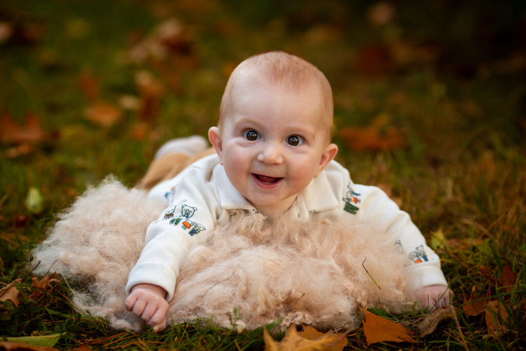 photo d'un bébé couché sur une couverture