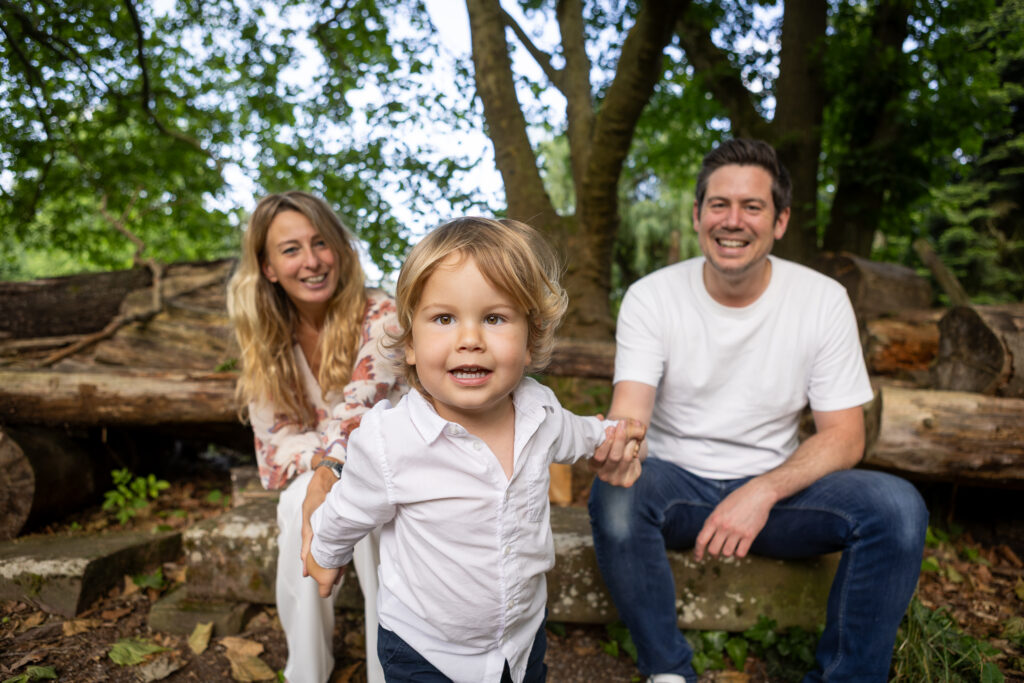 petit garçon jouant avec ses parents pendant une séance photo à Obernai