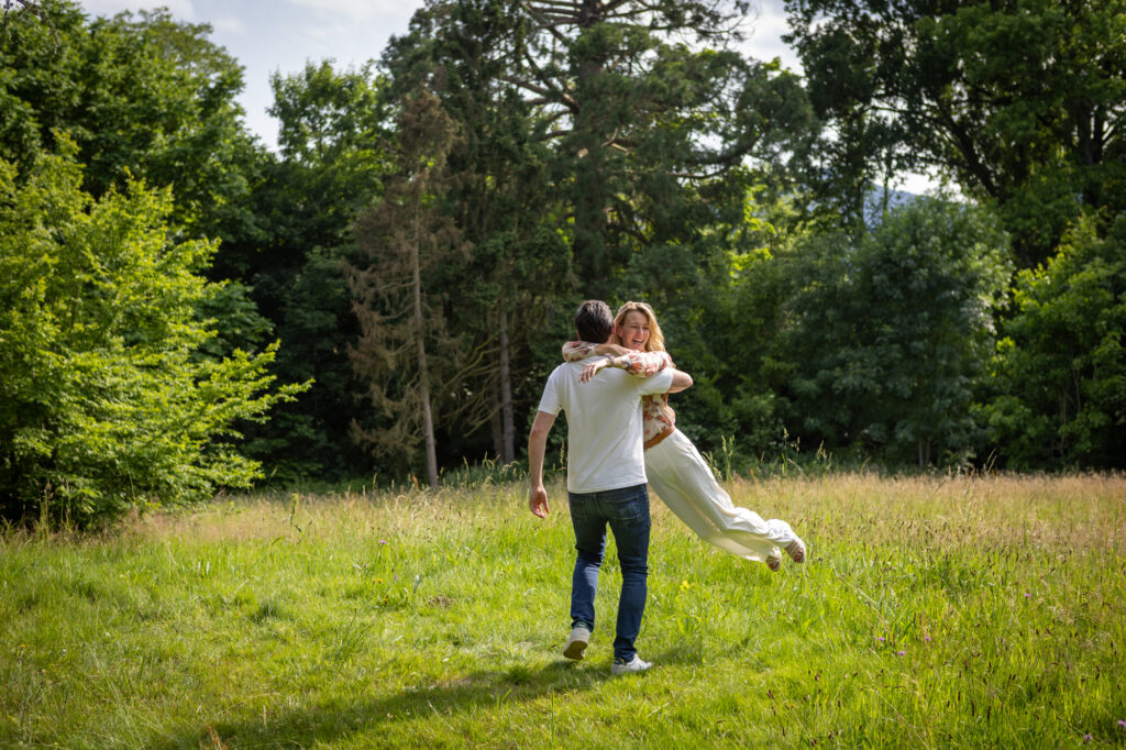 Couple lors d’une séance engagement avant leur mariage à Obernai
