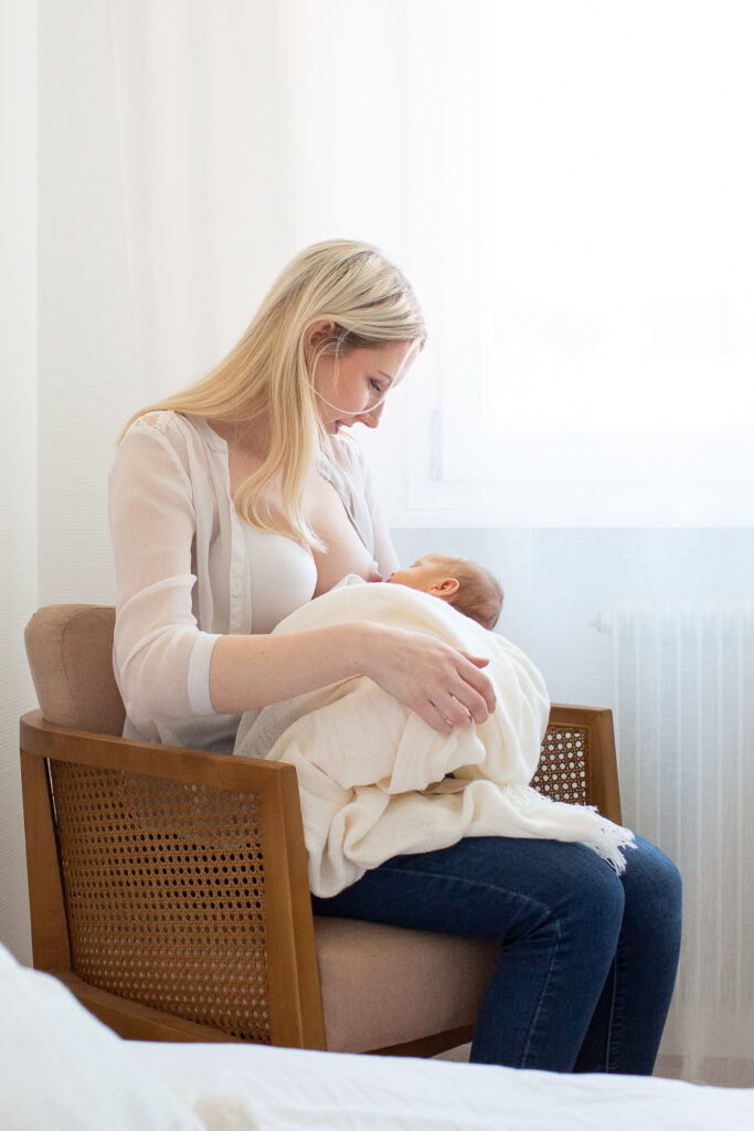 femme allaitant son bébé
