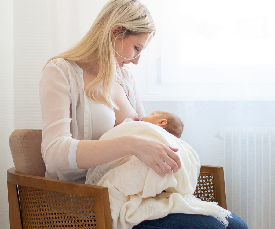 femme allaitant son bébé