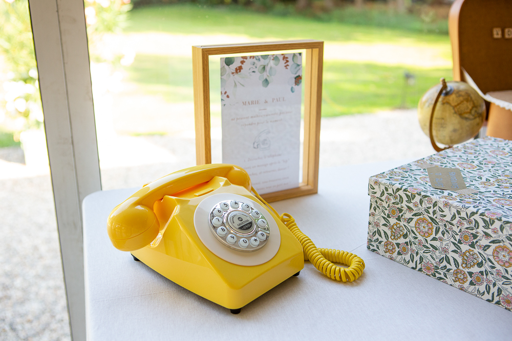 téléphone jaune déco mariage château d'Osthoffen