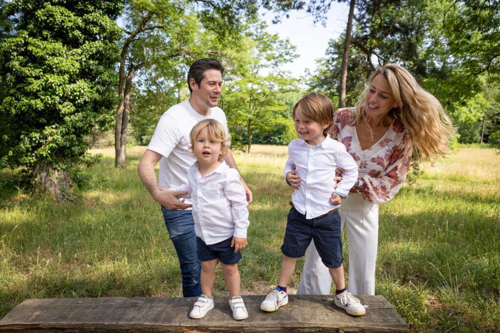 Couple avec enfants lors d'une séance photo naturelle en Alsace