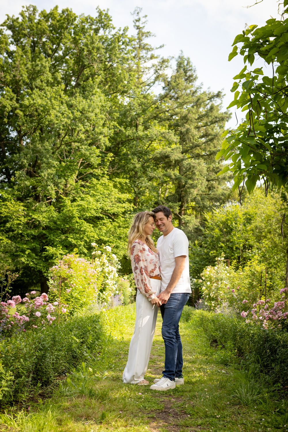 Photographie naturelle d'un couple et de ses enfants avant le mariage