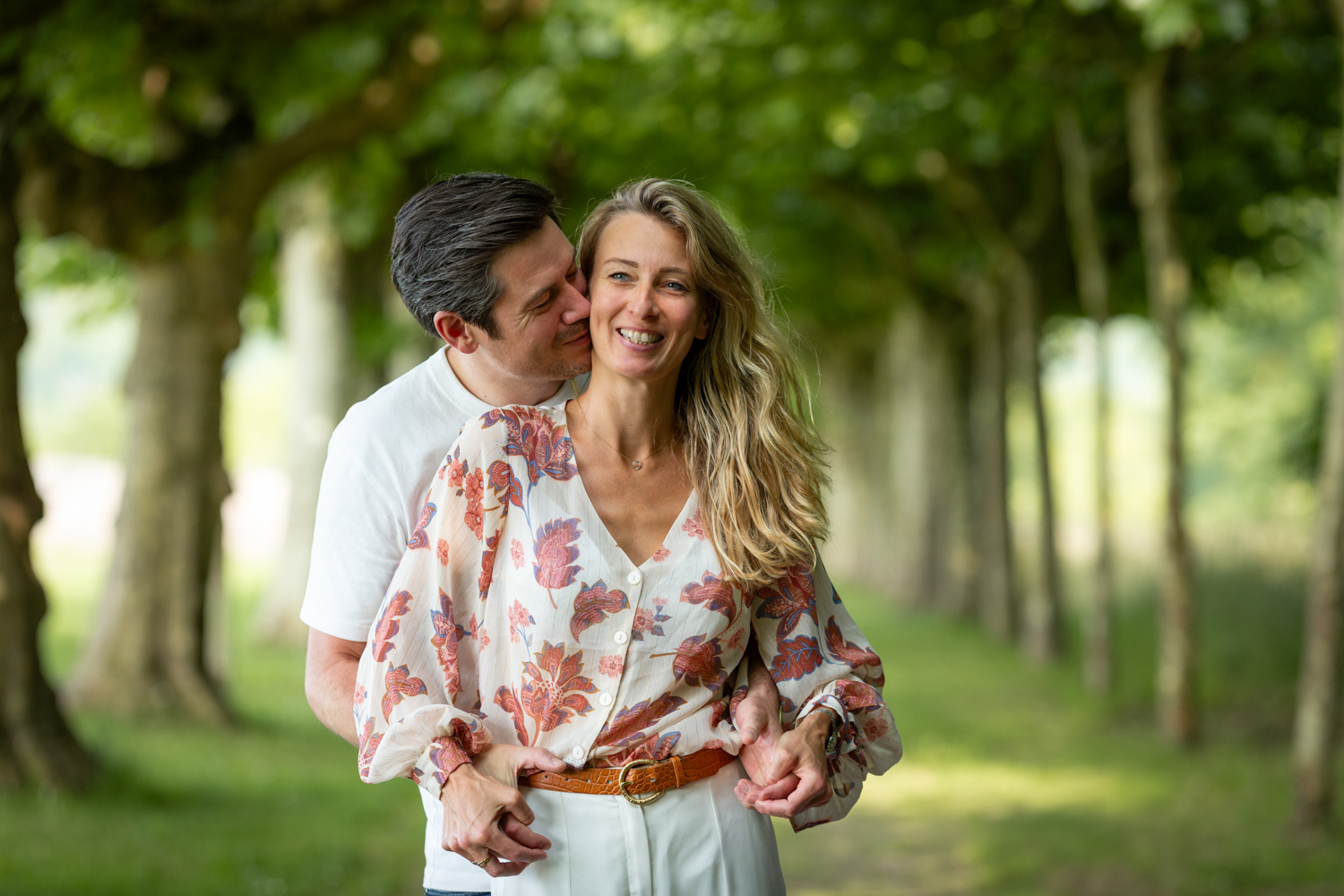 Couple amoureux sous une allée d'arbres en Alsace