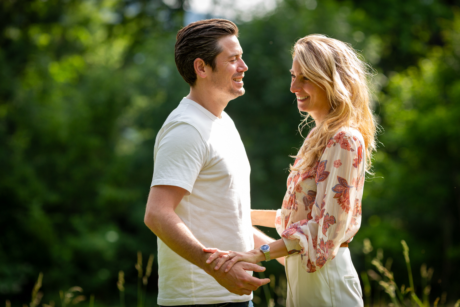 Couple échangeant un moment tendre au cœur d'un parc alsacien