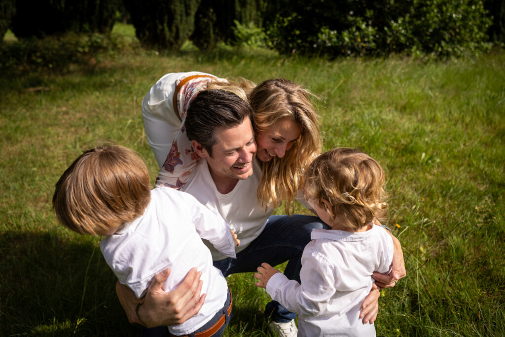 Photographe mariage Alsace - séance engagement en famille dans un parc