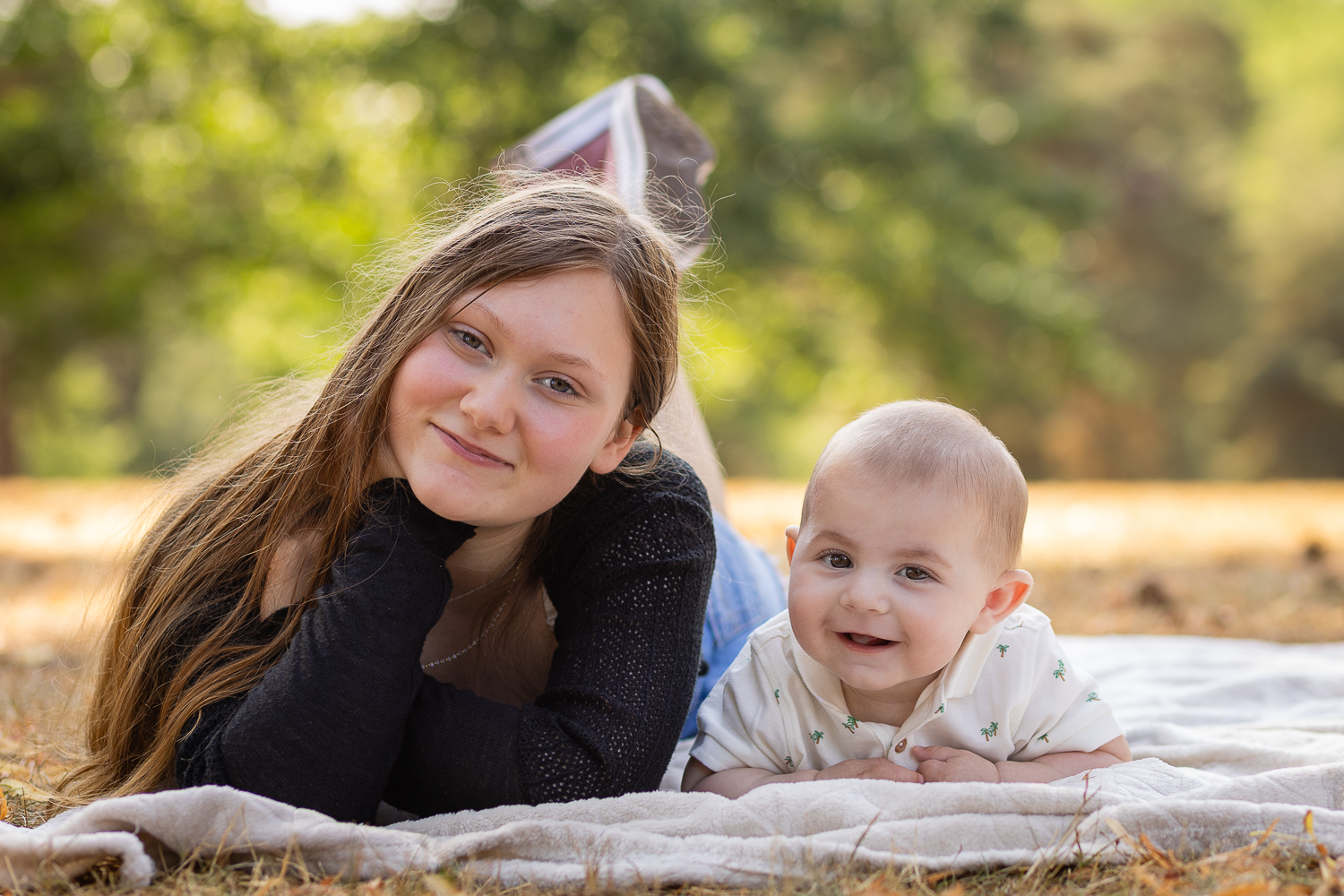 séance photo dans la nature avec un bébé et sa grande soeur 